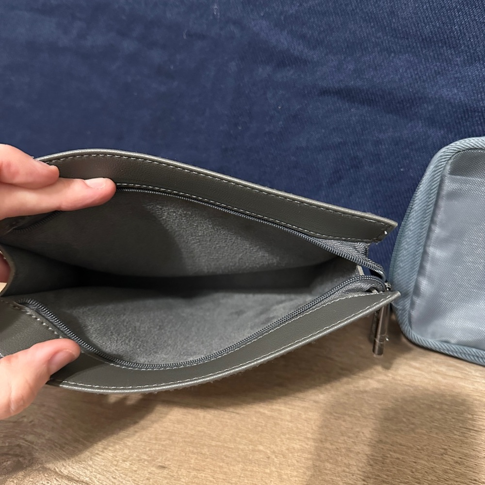 3 United Airlines amenity kit bags - Picture 4 of 4